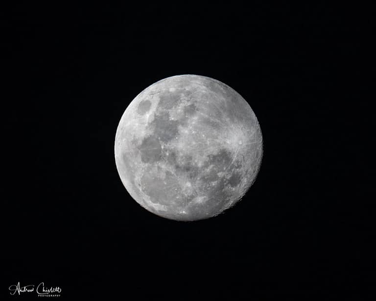 photograph the moon handheld